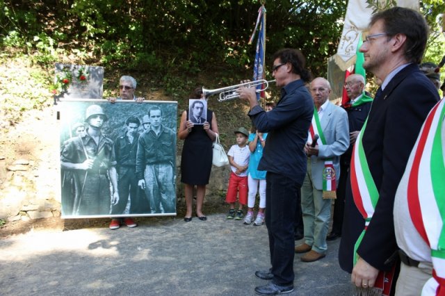 pratiglione 13.09.2014 - linno di mameli e la foto-documento della cattura dei tre martiri partigiani archivio franco brunetta-800x533